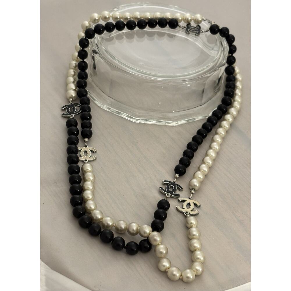 CHANEL Black & White Faux Pearls w/Enamel CC Logo Spacers Runway Necklace 56” - Picture 4 of 5
